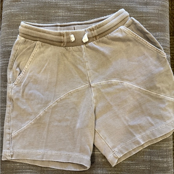 Zara fun and neutral boys' shorts bundle
( 3 pairs) - Picture 5 of 9